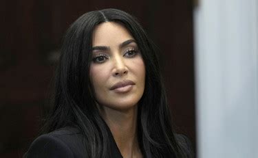 sperma per la pelle|Kim Kardashian usa lo sperma di salmone sulla pelle。